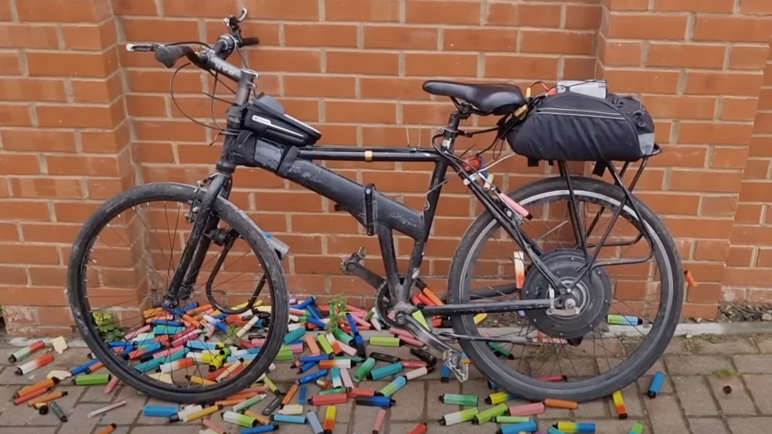Un hombre fabrica una “bicicleta eléctrica poco fiable” con 130 vaporizadores usados ​​para resaltar los desechos electrónicos